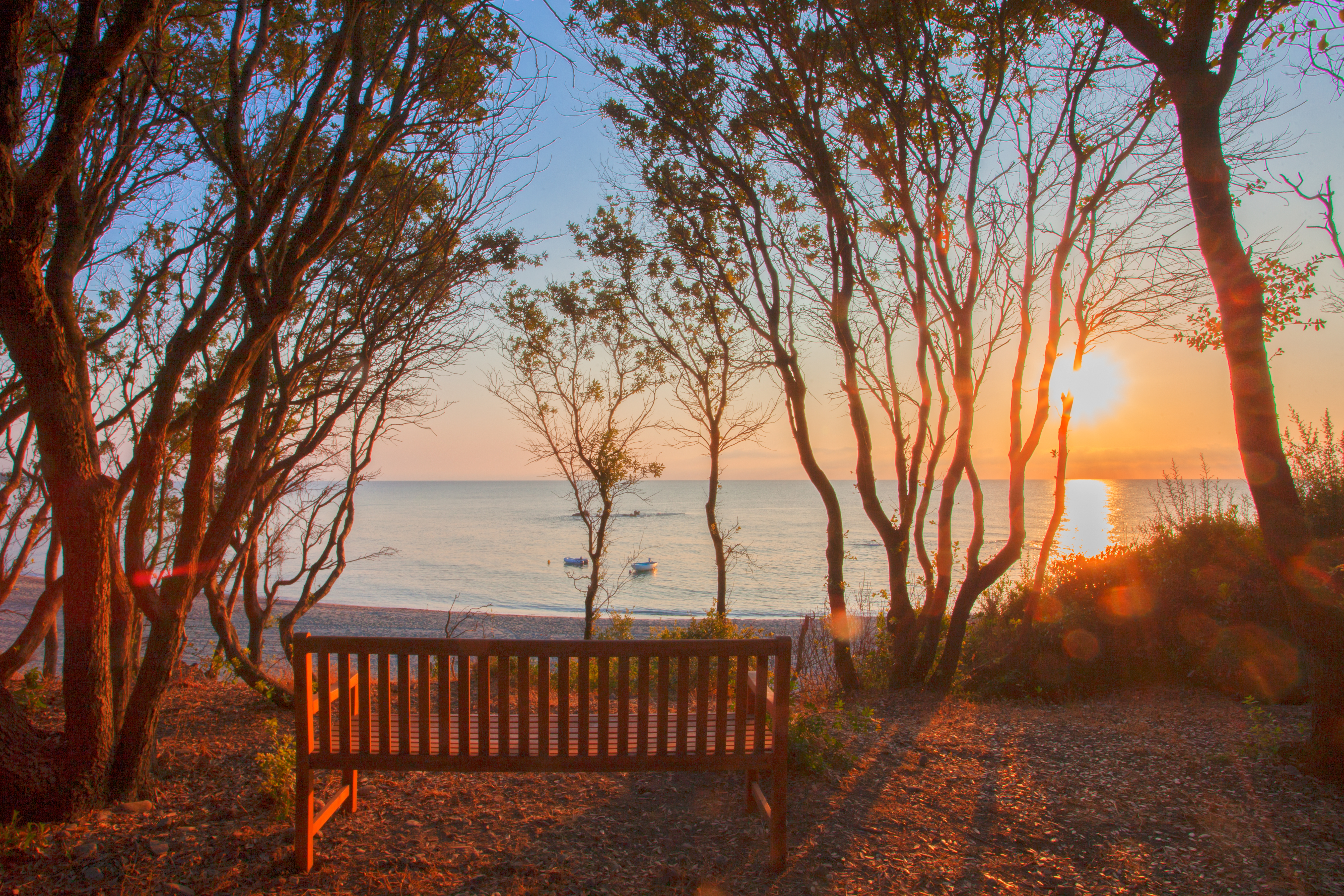 https://www.naturisme.com/Refonte-2018/assets/pic/galerie/plages/Originales/Lever de soleil Bagheera 3.jpg